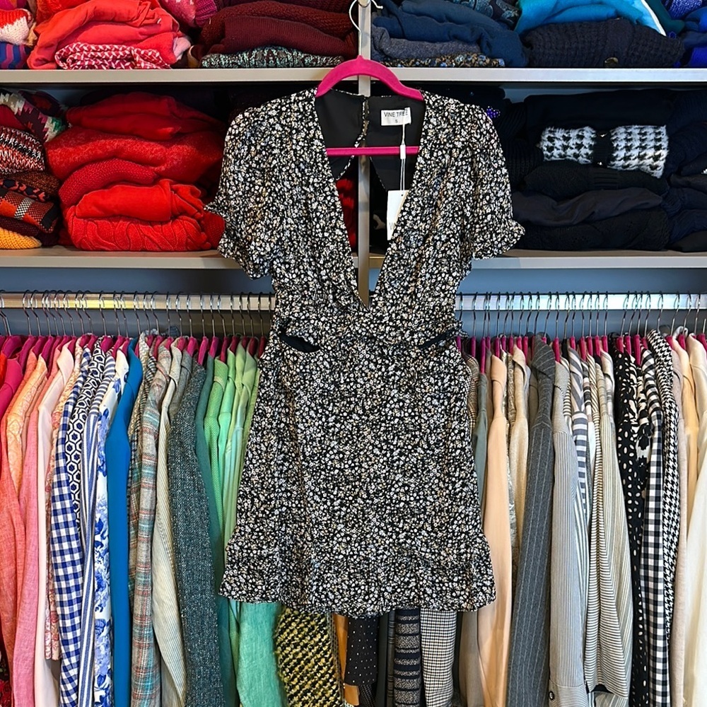 Vine Tree black/white flower print v neck back cut out short sleeve dress S NWT